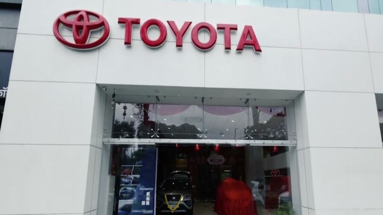 Toyota की इन कारों के लिए करना होगा लम्बा इंतजार, देखें लिस्ट