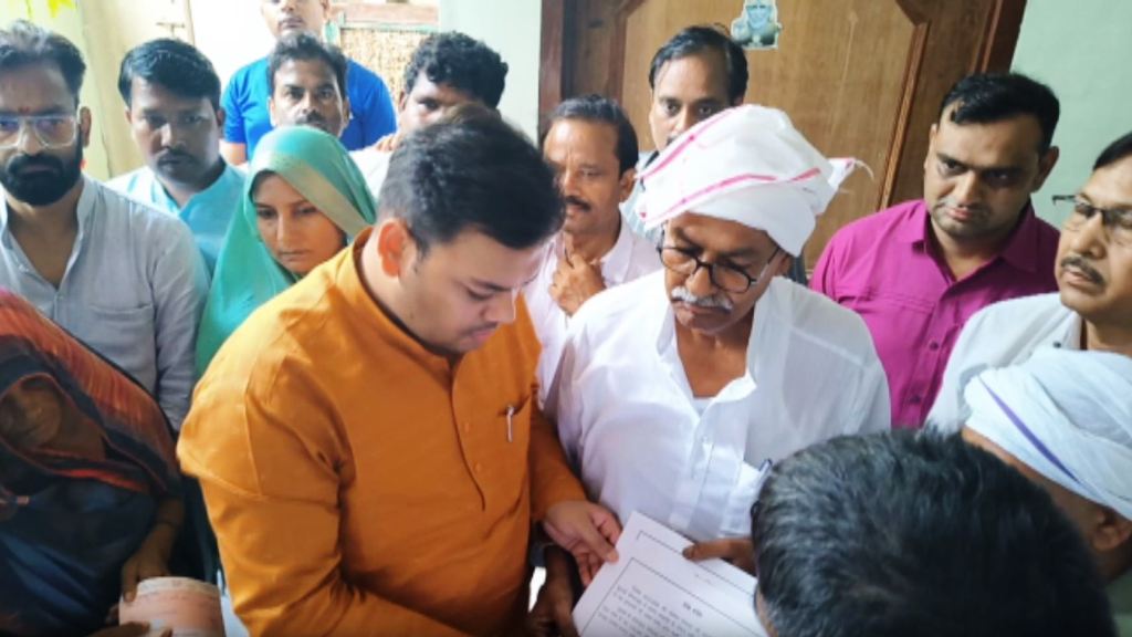 Hathras News : सत्संग दुर्घटना में मारे गए लोगों के परिवारों को सहायता प्रदान की गई