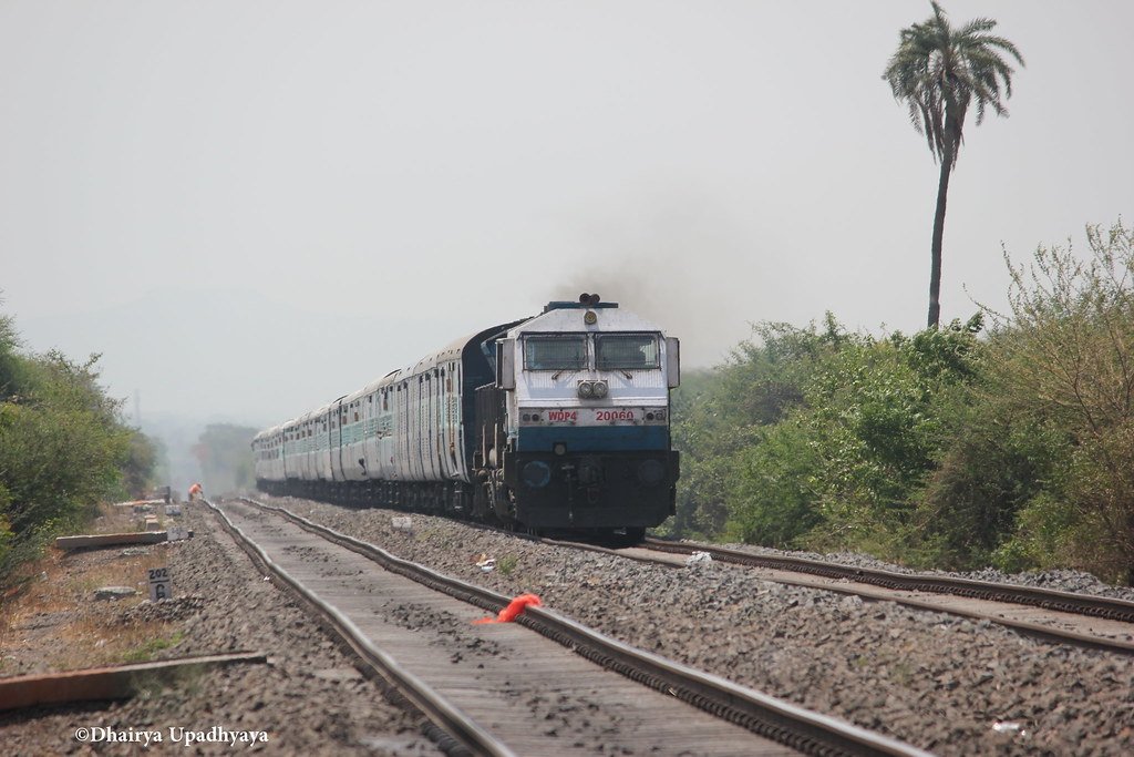 संपर्क क्रांति सुपरफास्ट ट्रेन दुर्घटनाग्रस्त होने से बाल बाल बची