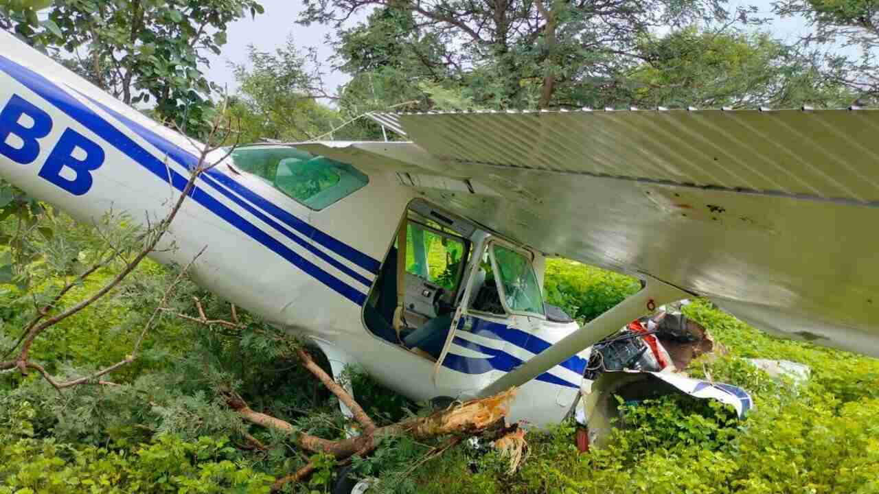 Aircraft Crash : टू सीटर एयरक्राफ्ट दुर्घटनाग्रस्त, दो पायलट अस्पताल में भर्ती