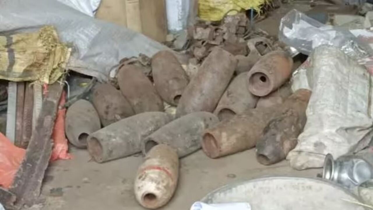 MP में कबाड़ी के पास बोर भर मिले बम के खोल, जांच में जुटी पुलिस
