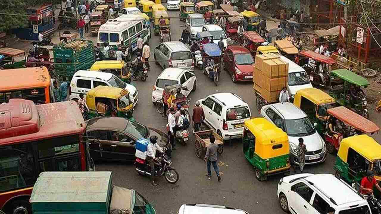 Traffic Rules : ड्राइविंग के समय इस रंग की शर्ट पहनने से कटेगा चालान?