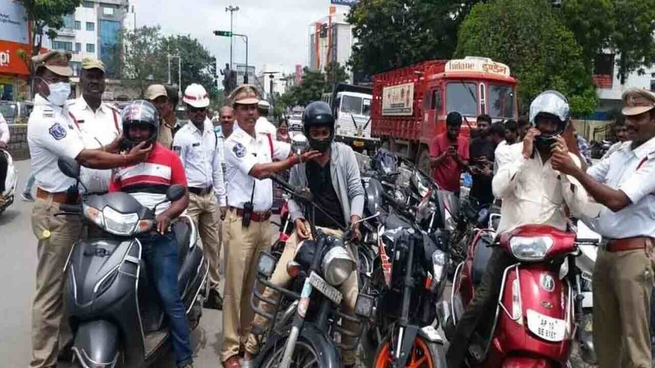 New Traffic Rules : चालक के साथ पीछे बैठने वाले को हेलमेट अनिवार्य