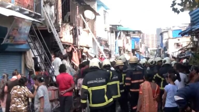 Mumbai Fire Hadsa : मुंबई में एक दुकान में लगी आग, 3 बच्चों समेत 7 लोगों की मौत